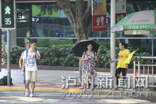 絕大多數(shù)市民都做到了自覺禮讓斑馬線，不橫穿馬路，不翻越欄桿，做到車讓人、人讓車2.JPG