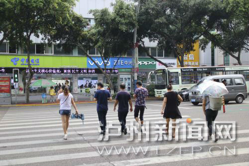 絕大多數(shù)市民都做到了自覺禮讓斑馬線，不橫穿馬路，不翻越欄桿，做到車讓人、人讓車