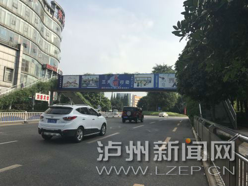 主干道上隨處可見創(chuàng)文宣傳廣告。 記者 肖婷 攝